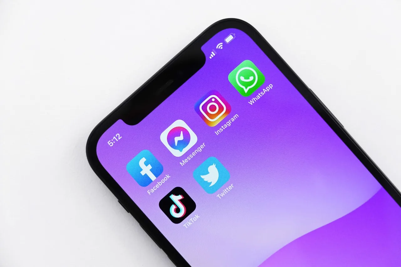 jeremy-bezanger-9k_gCYLoH2g-unsplash phone showing social media apps